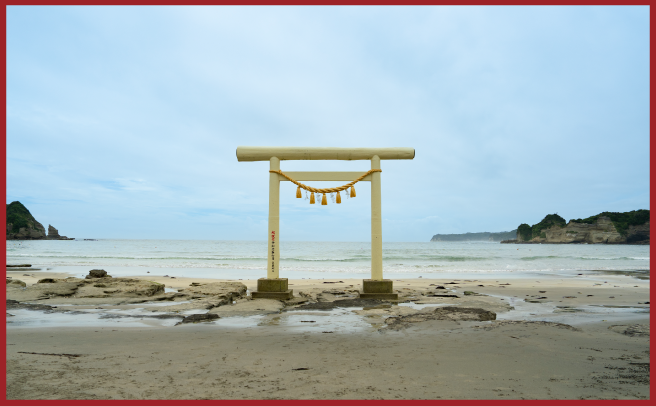 写真は「日本の渚百選」にも選ばれた県内屈指の絶景スポット・鵜原海岸に佇む白い鳥居。