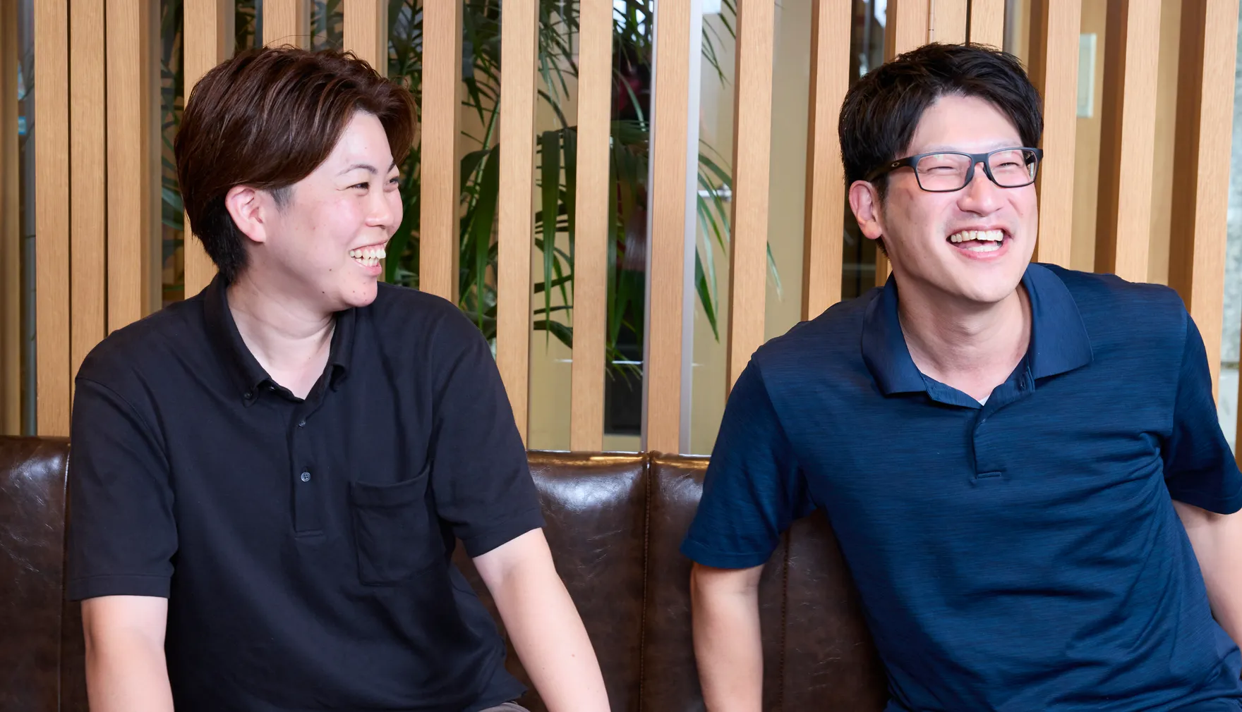 並んで話す佐々木と川江