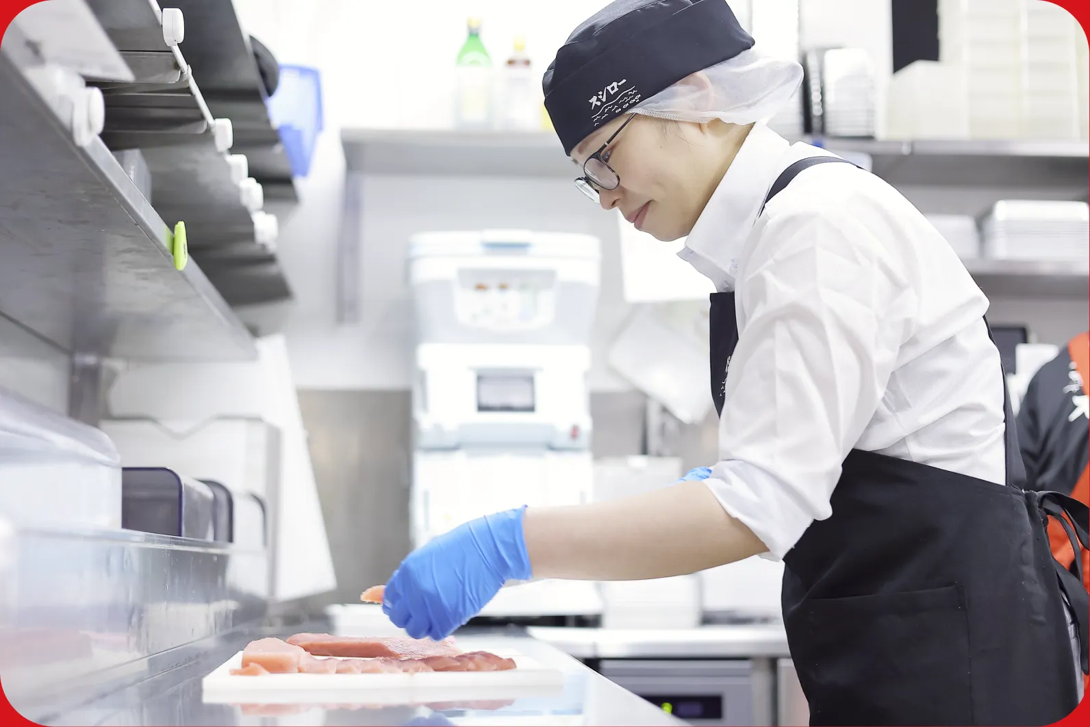 厨房で調理をする社員